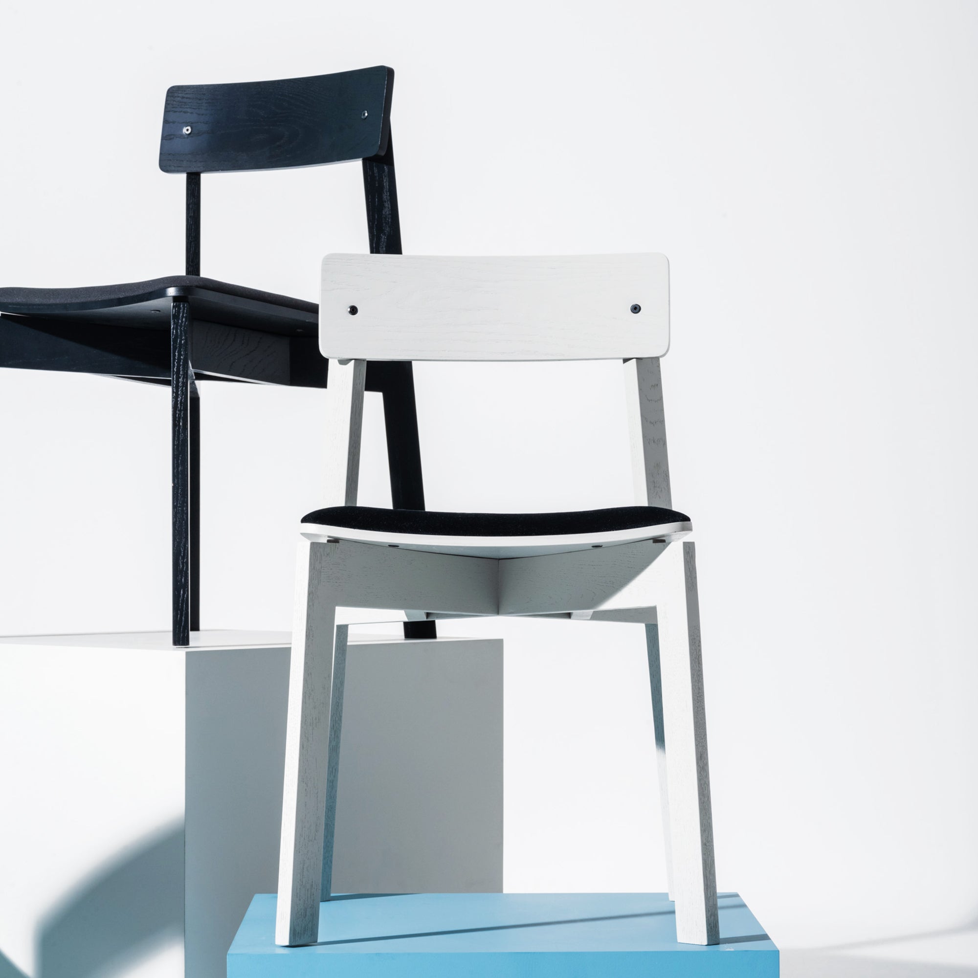 Sono Chair - Black Stained Oakwood / Black Leatherite